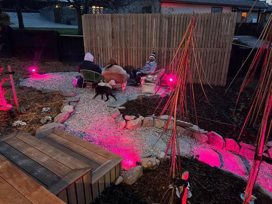 Alpine Chalet - Views, Fire-Pit, Central, Cosy Wanaka Extérieur photo